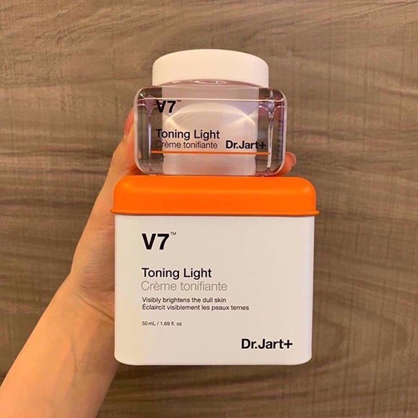 kem-duong-trang-da-v7-hop-vuong-mau-moi-dr.jart-toning-light-4